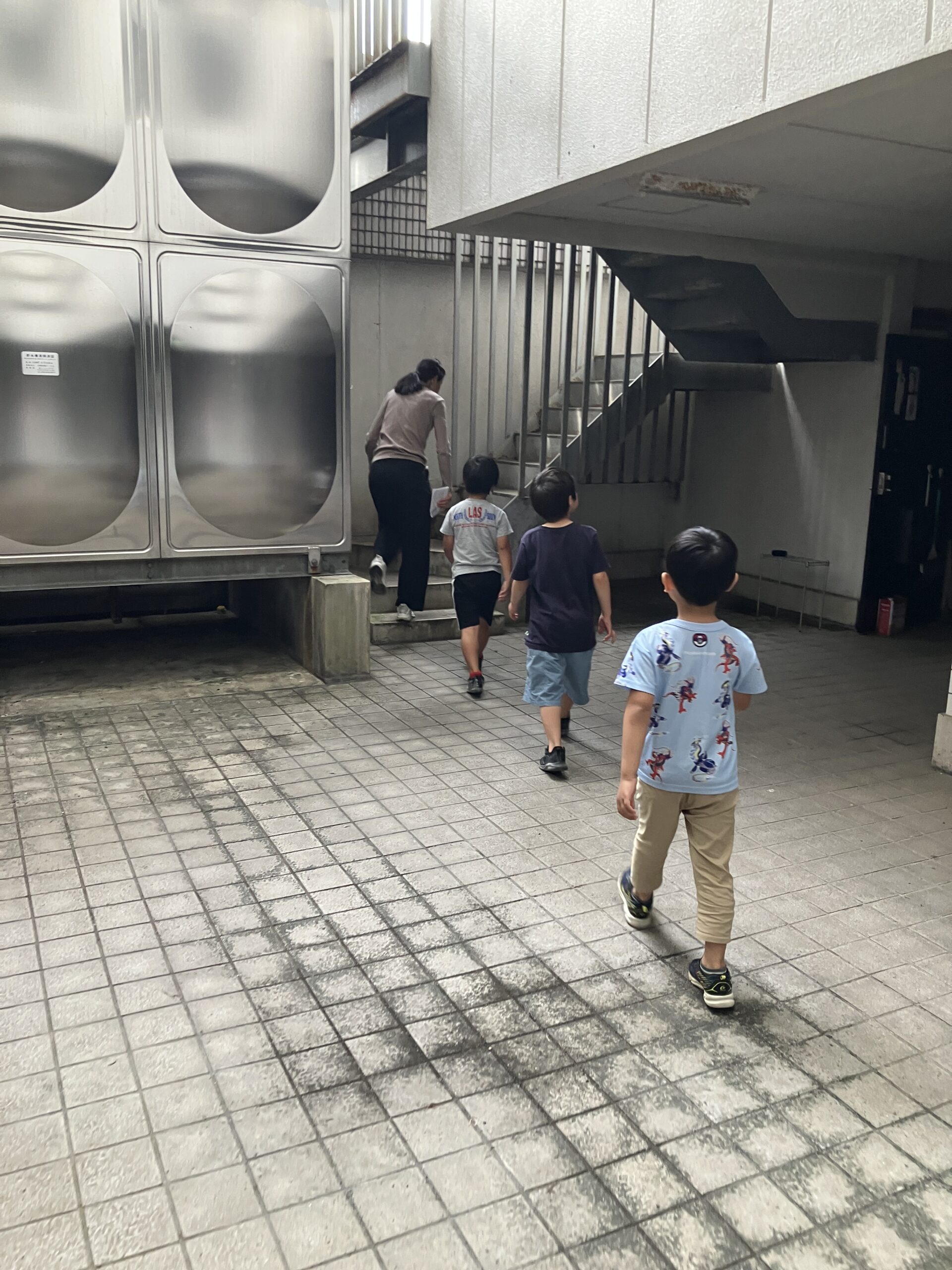 外階段を使って上階へ避難する訓練の様子