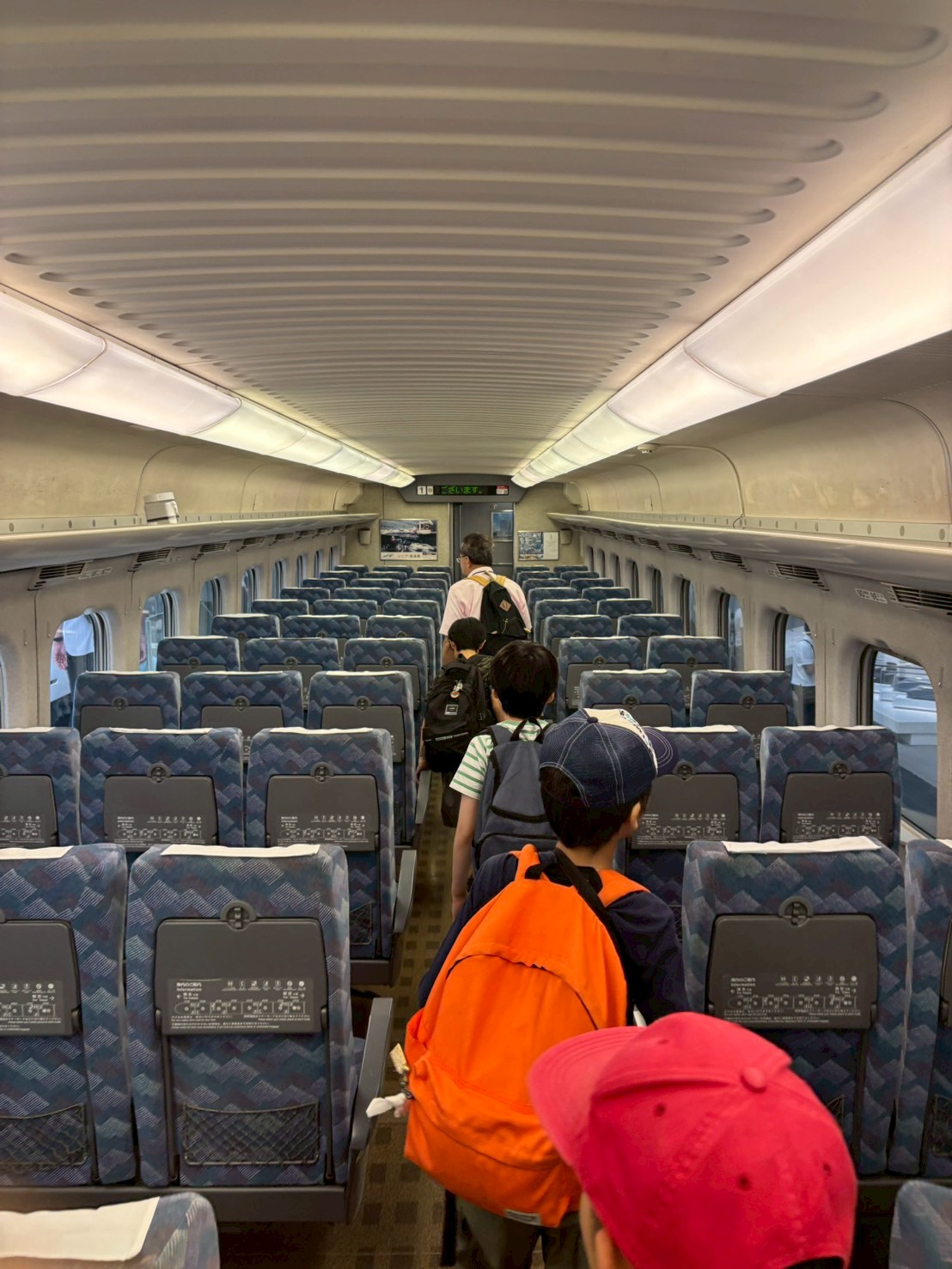 新幹線の展示車両の中を歩いて見学