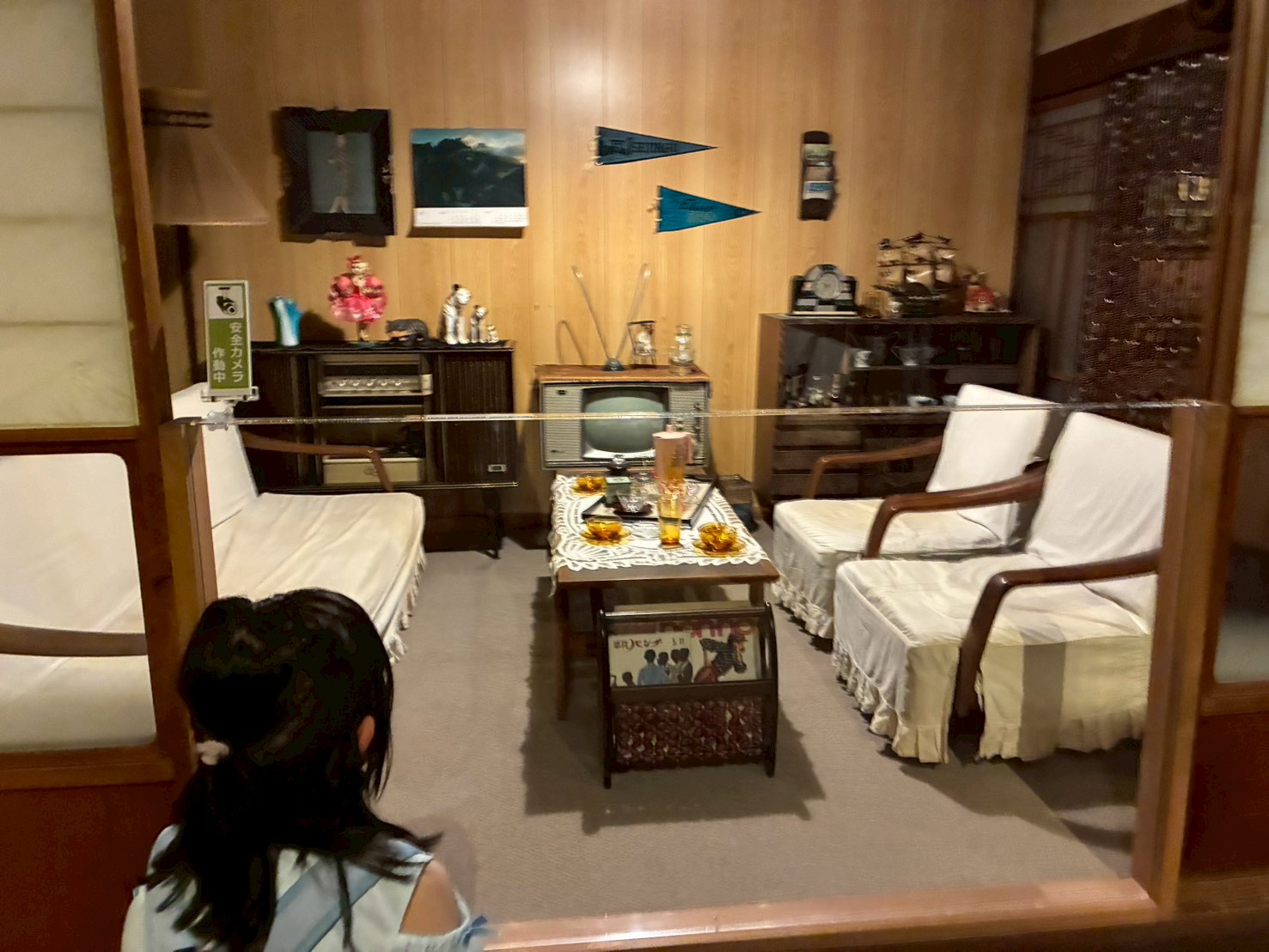 昭和時代の居間再現展示を見学する子ども
